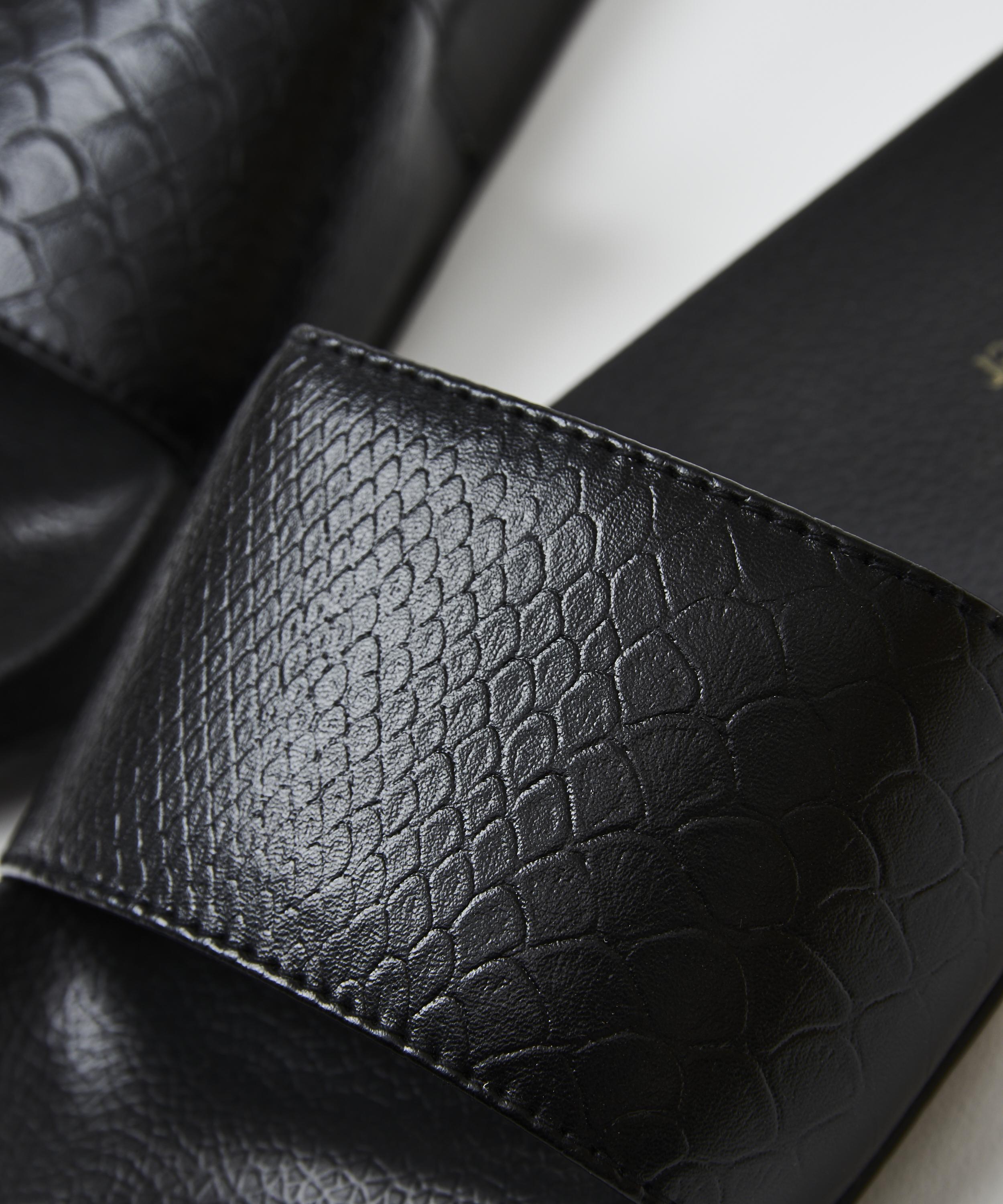 Σαγιονάρες με Snake Print