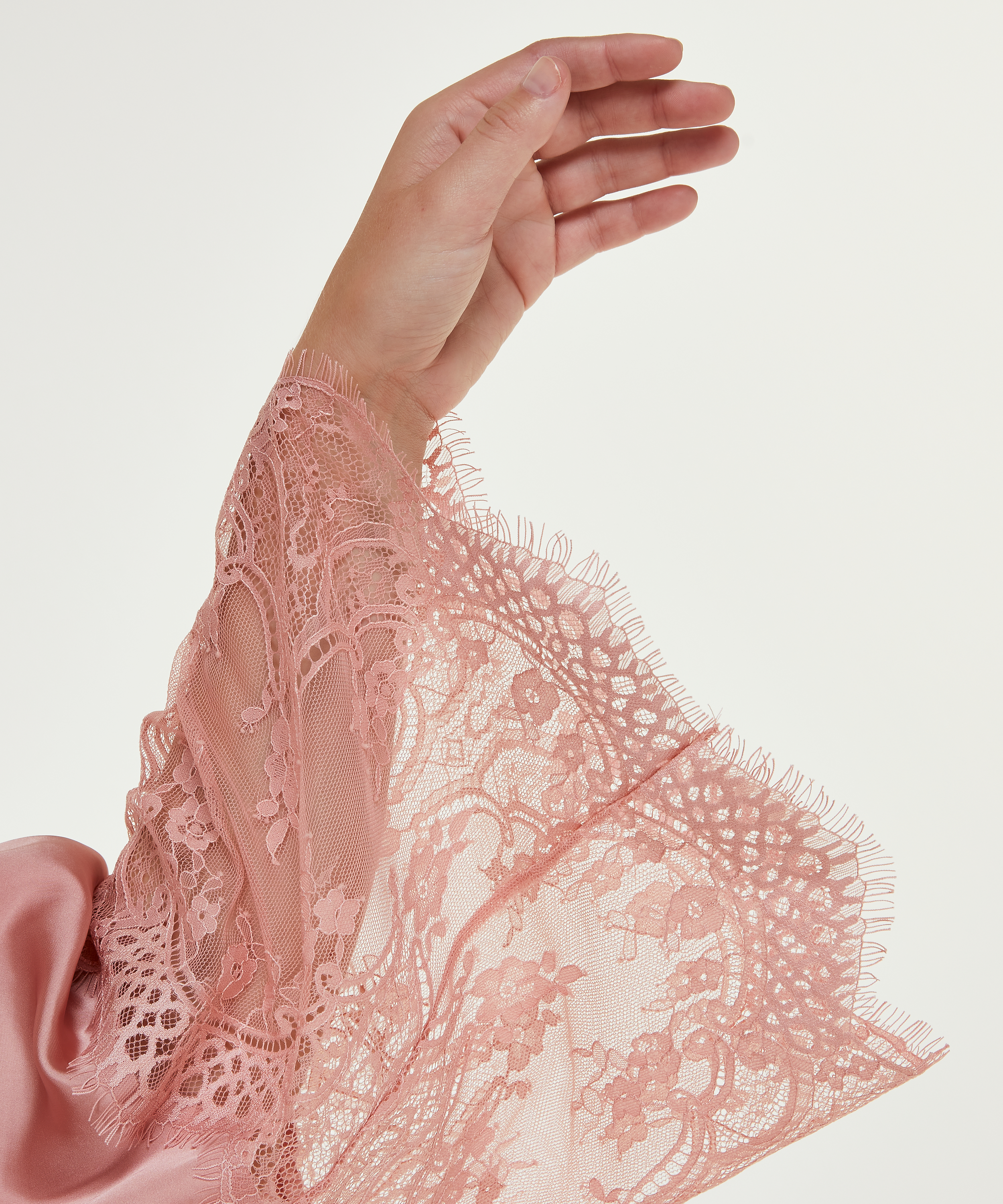 Σατέν Κιμονό με Δαντέλα στο Μανίκι